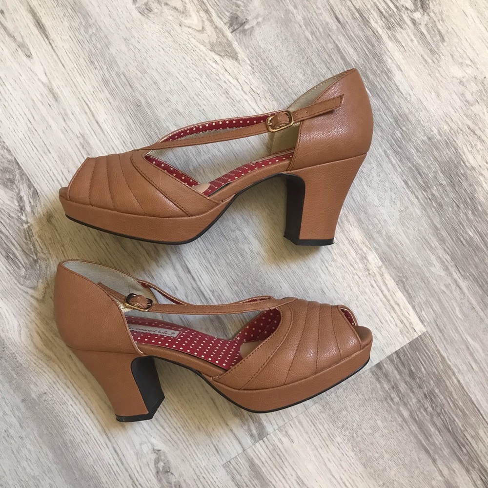 B.A.I.T. (But Another Innocent Tale) 1940’s Inspired Heels Tan w/red inside Sz8